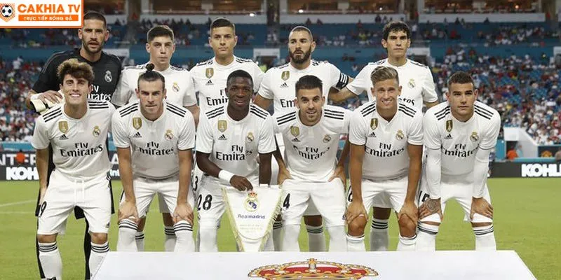 “Los Blancos" chỉ "những người mặc áo trắng”